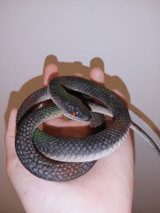 Реалистичная змея.