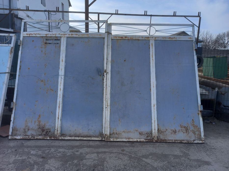 Сотилади.Дарвозалар. Нархи: 2.8 млн сум. Хар бири