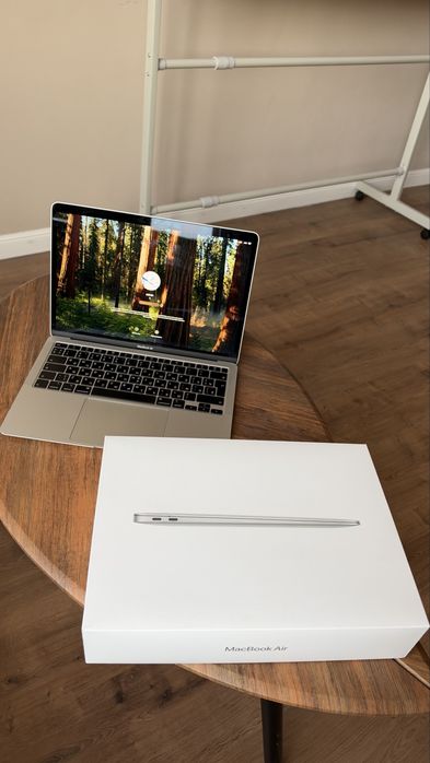 Продам MacBook Air 13 i3 2020