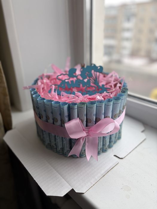 Денежные букеты и торт из денег