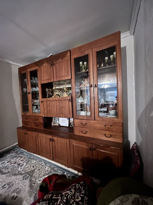 Стенка из натурального дерева