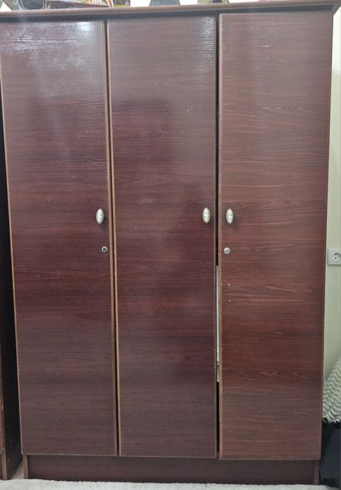 Шкаф  ва сандик сотилади.