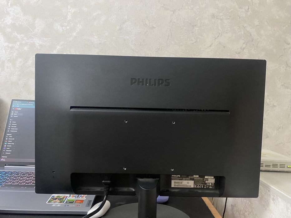 Монитор Philips.