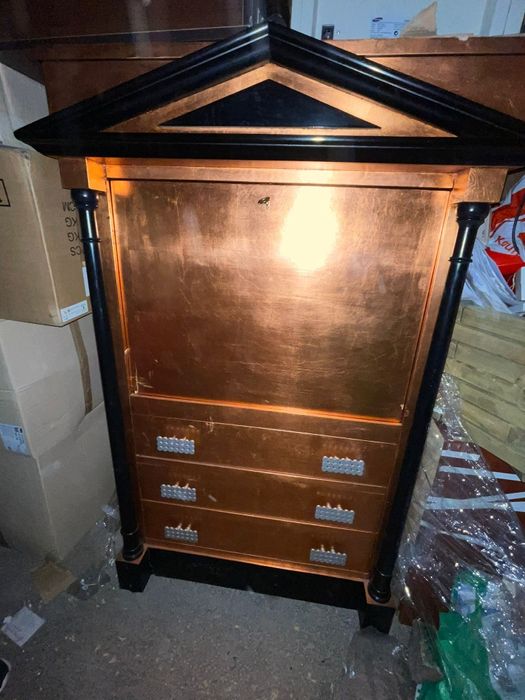 Красив античен шкаф с дърворезби