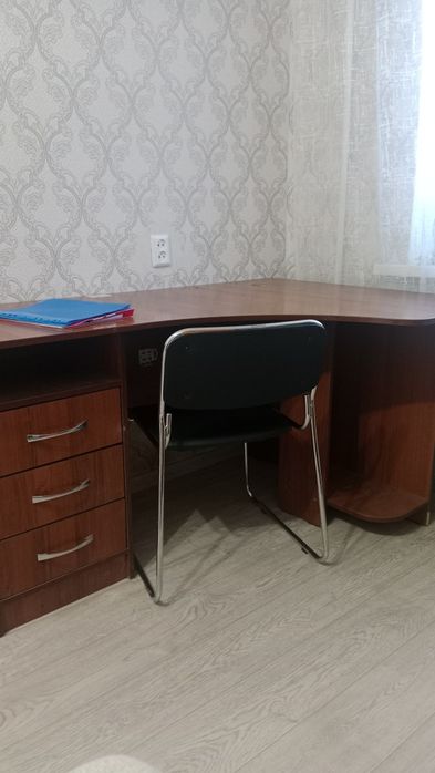 Продам компьютерный стол 10000тг
