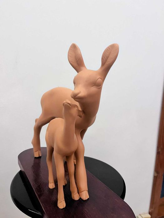 Bibelou statueta veche metalica pe soclu de lemn bibelouri