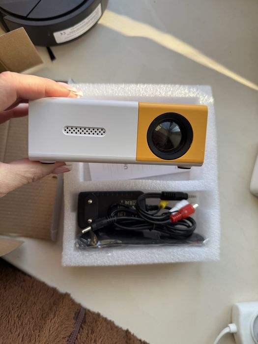 Мини.  проектор