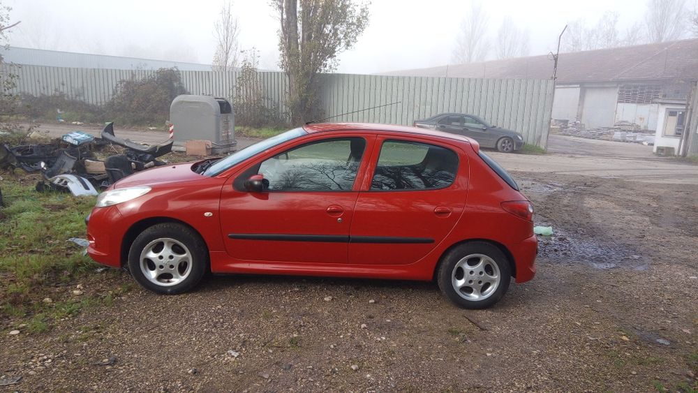 Продавам Пежо 206 Плюс 1,1 двигател хечбег2010 година бензин