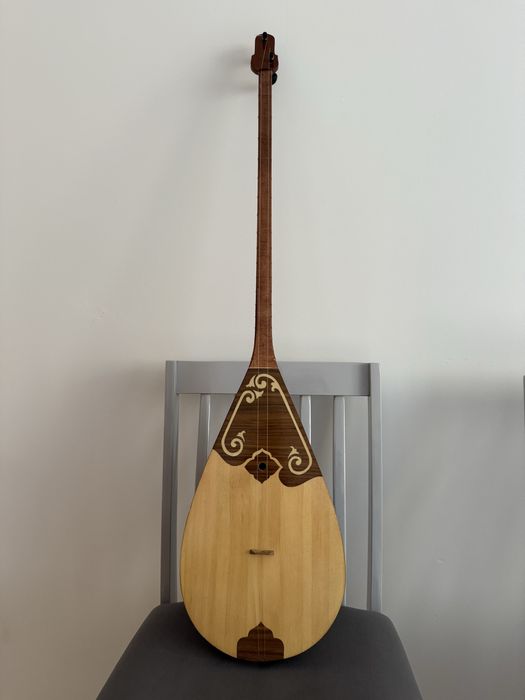 Домбыра сатылады, чехолымен.