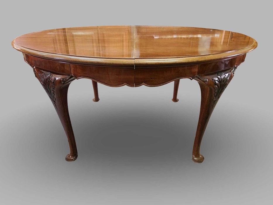 Трапезна овална маса изработена от висококачествен масивен орех