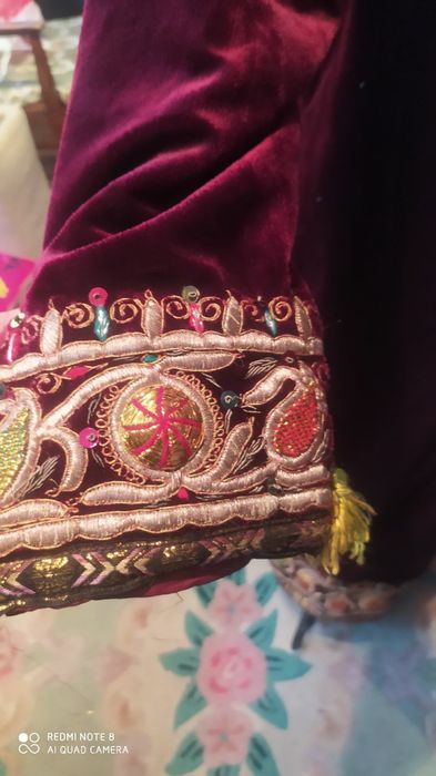 Чапаны ,на велюре ,ручной работы ,золотыми нитями