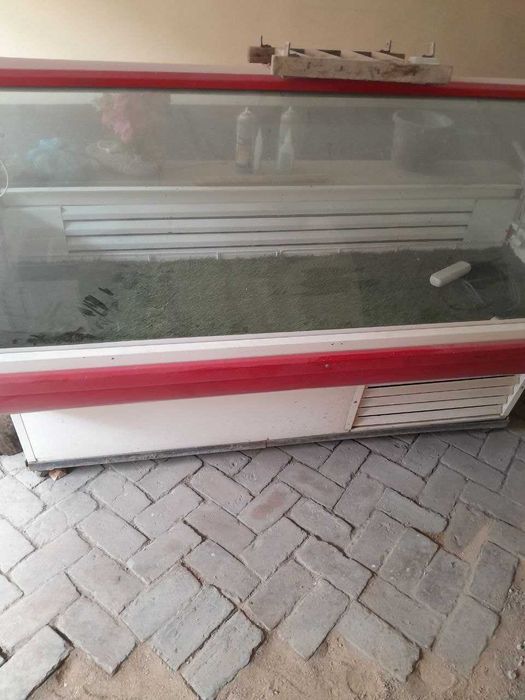Продается витринный холодильник