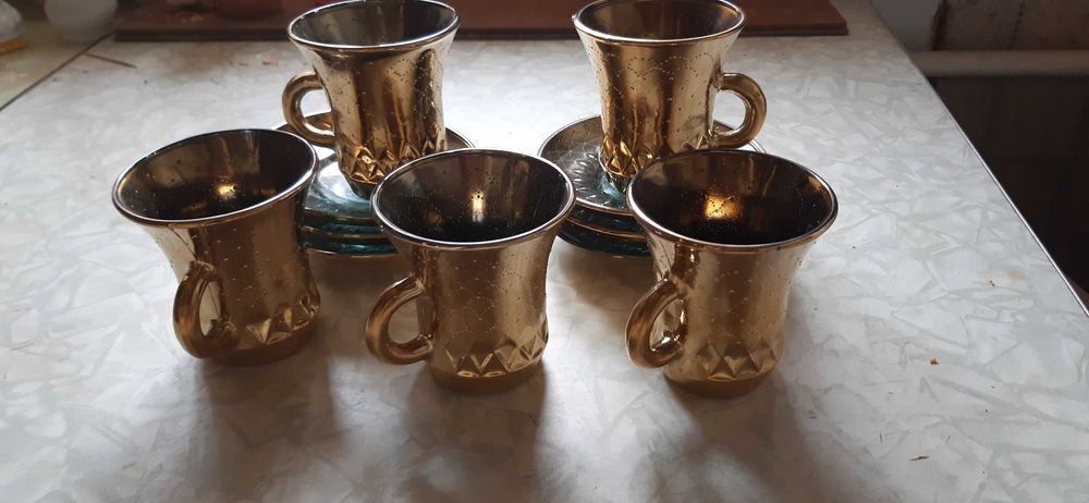 Продается кофейный набор золотистых чашек