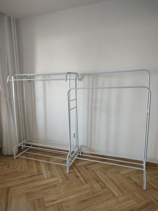 Vând 2 standere metalice, solide.