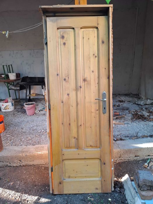 Usa din lemn masiv + maner + broasca