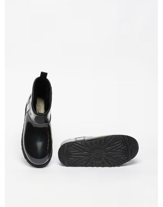 Ugg negre cu aspect lacuit