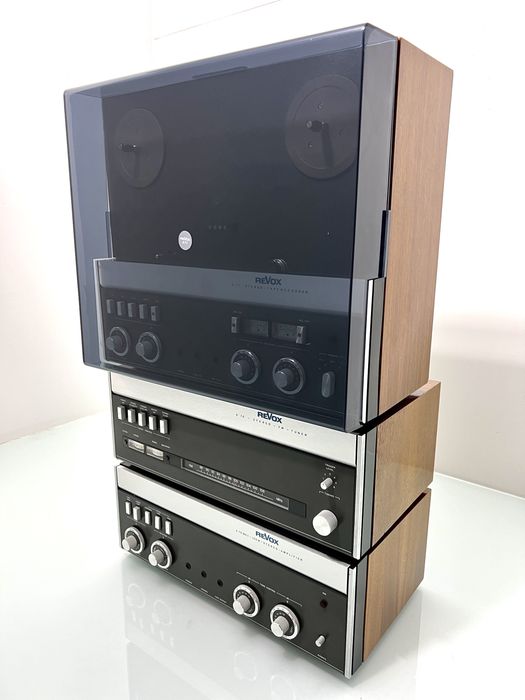 Linie REVOX compusă din magnetofon Revox A77 cu capac antipraf, amplificator A78, radio/tunor A76