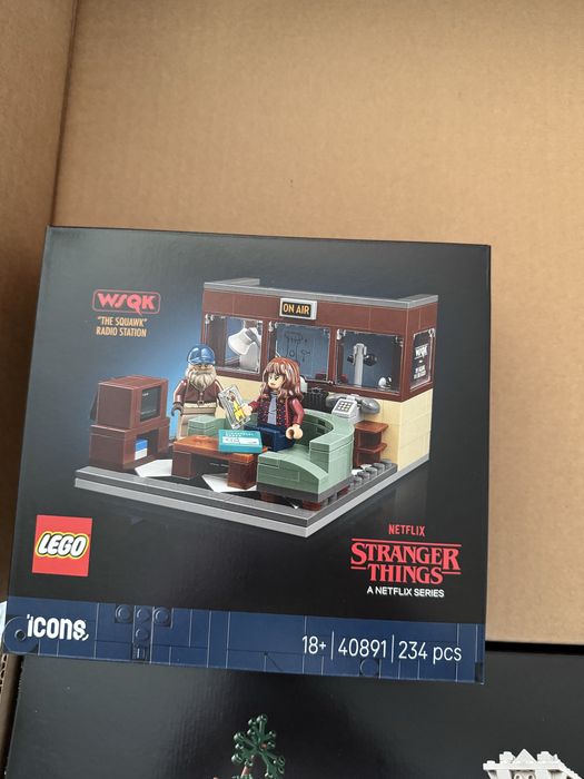 Lego Stranger Things Creel House si cadou The Squawk Radio Station Exclusiv Limitat