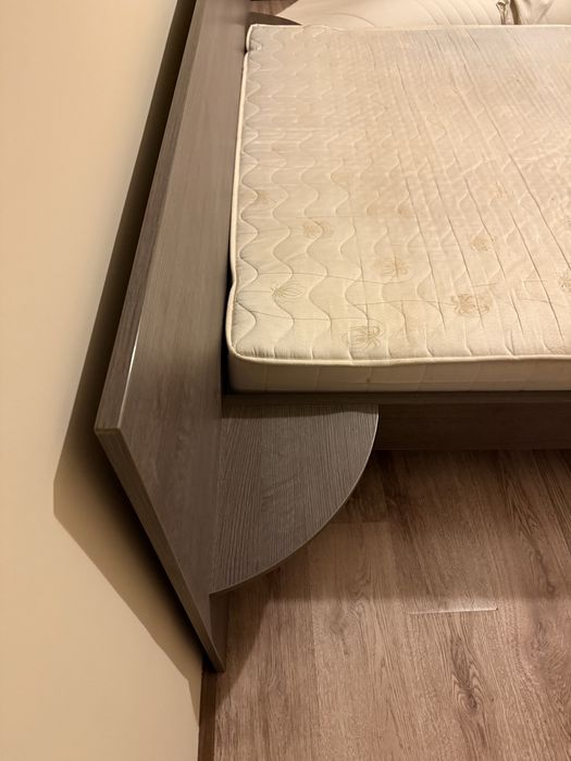 Спалня с матрак