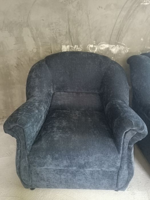 Продам диван и два кресла