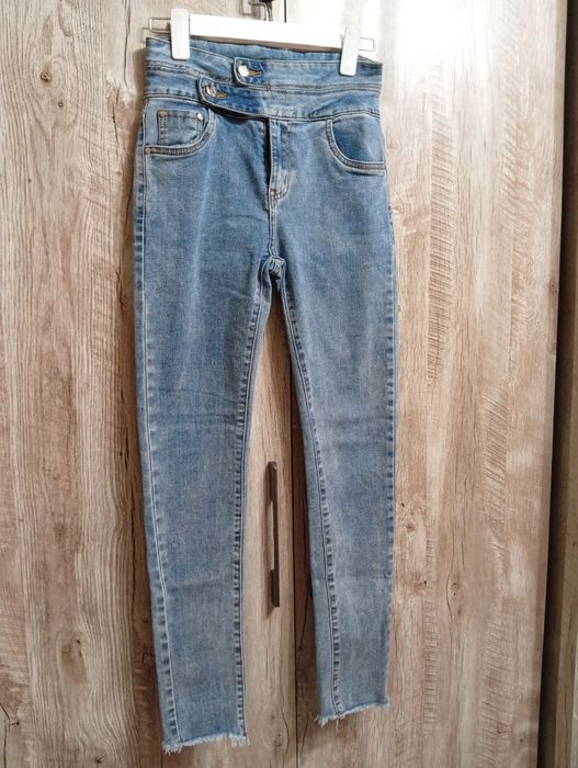 Все джинсы 25 размера кроме предпоследние джинсы 31 размера