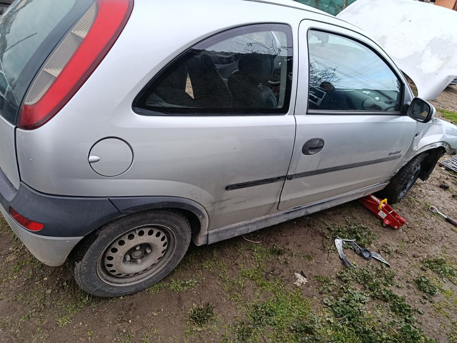 Продава се на Части Opel Corsa C 1.2 бензин