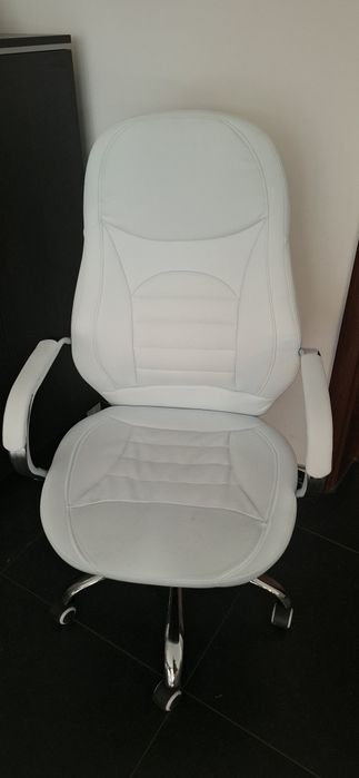 Бял стол за офиса или за дома