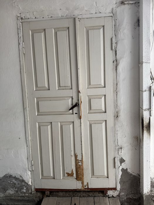 Окна со стеклами и двери