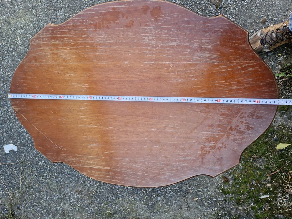 Vând măsuță de lemn lăcuita