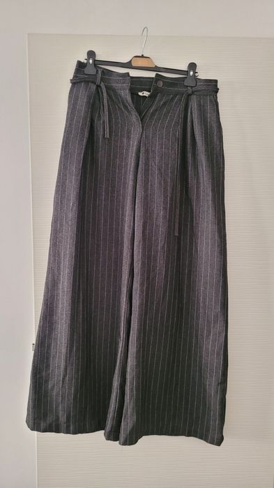 Pantaloni tip fusta