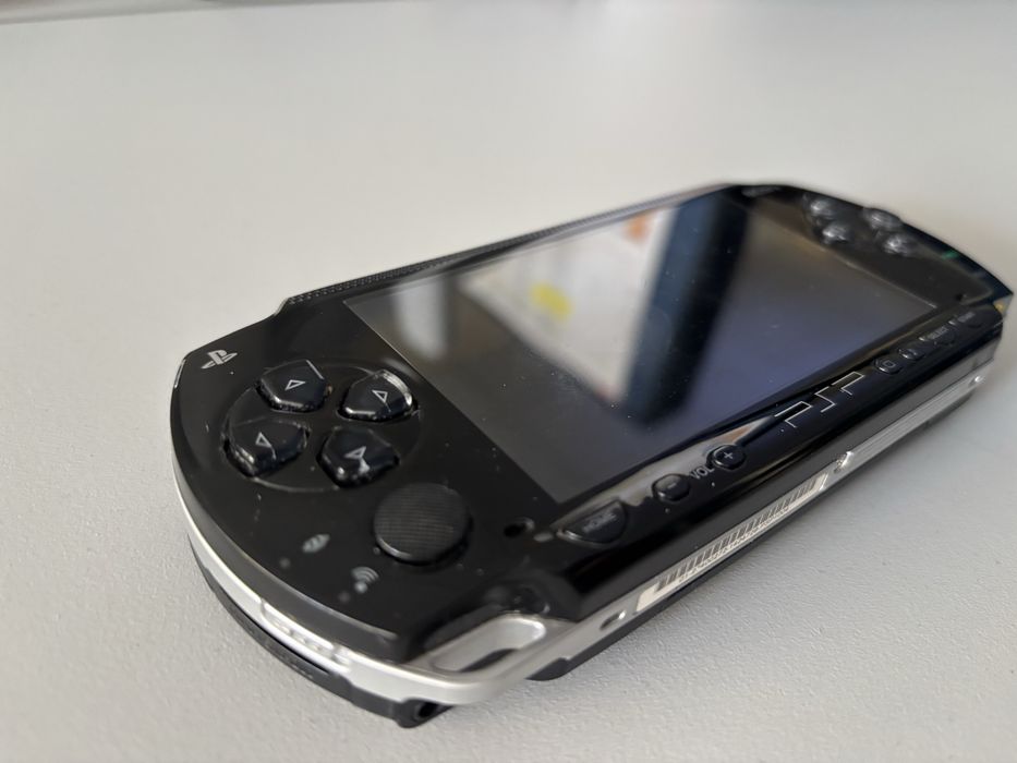 PSP 1004 impecabil modat + card memorie 32GB + cablu incarcare + 13 jocuri instalate