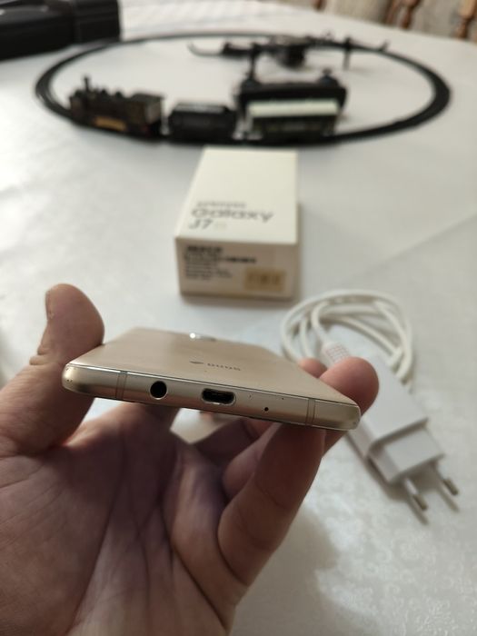 Продам Samsung J7 2016