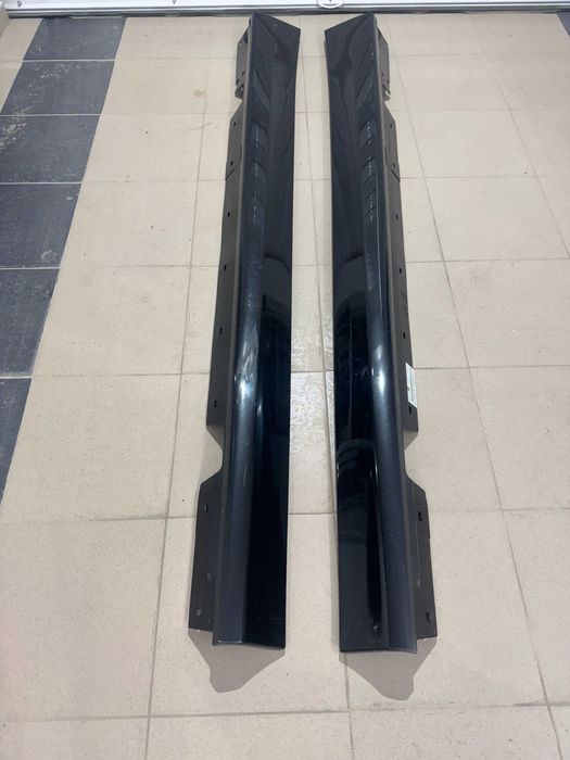 БМВ Е90/91 преди фейс прагове, подкалници предни. Цвят 475/9- Black sapphire metallic.