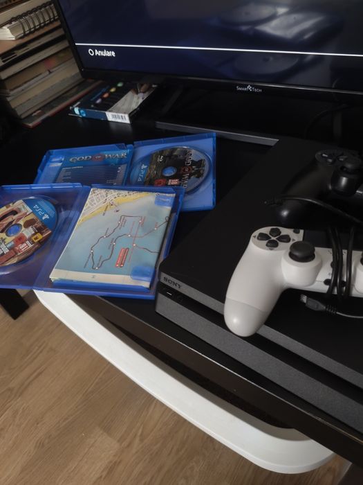 PS4 +  Gta 5 +  God of War 2018 + 3 Controllere PRET NENEGOCIABIL !