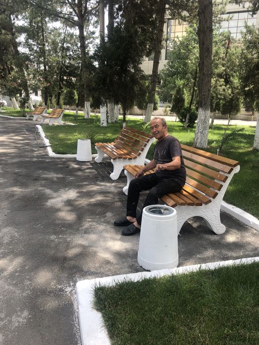 Скамейки с узорами из бетона.