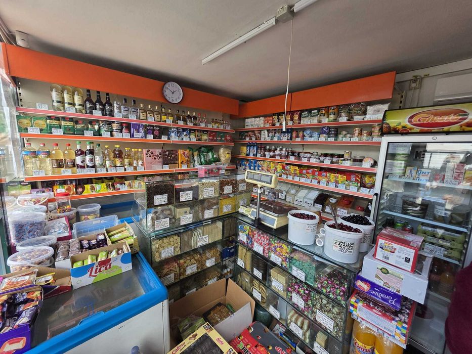 Vând spațiu comercial în incinta Pieței Alexandru cel Bun