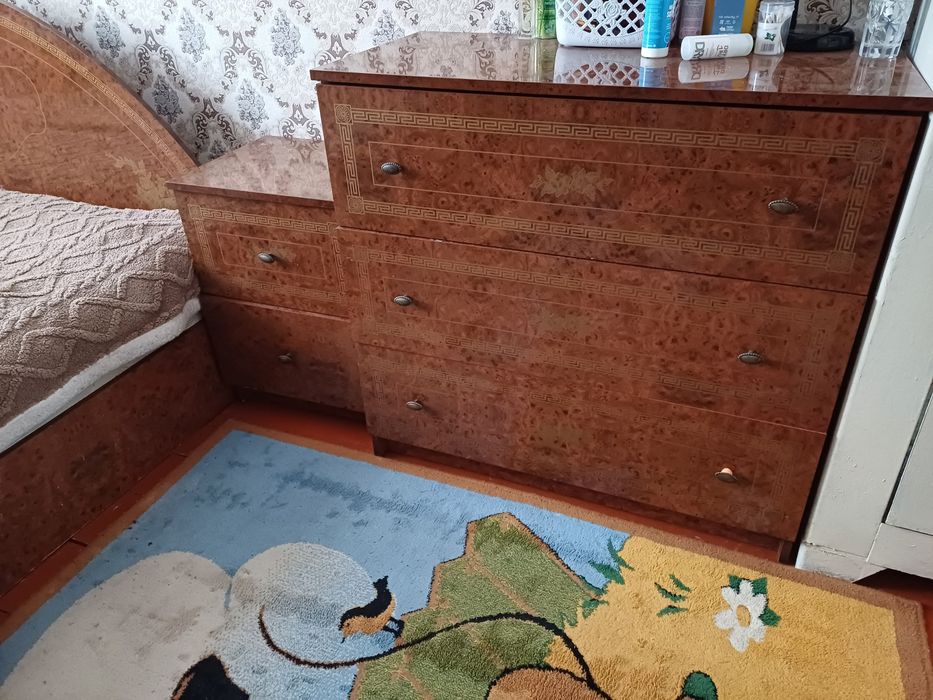 Срочно продаю комод,шкаф,2тумбы