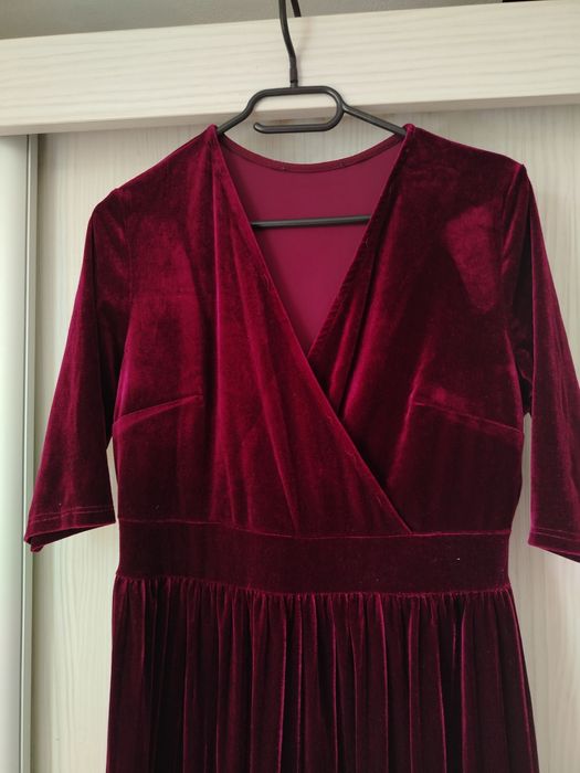 Rochie vișinie în stare perfecta