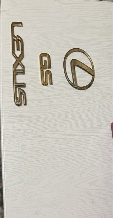 Lexus GS-ке эмблема,щилдик бар..