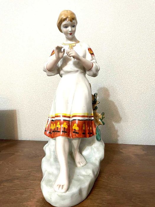 Фарфоровая статуэтка девушка с косой в народном костюме