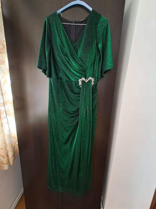 Rochie de seară purtată o singură dată. A fost dusa la curățătorie.