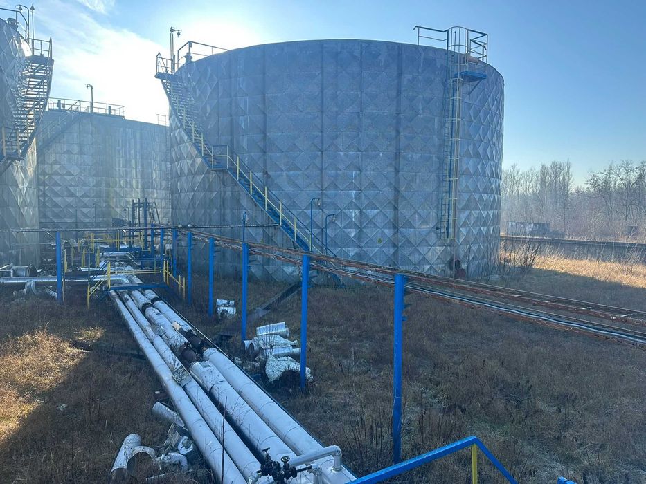 Vindem depozitul de bitum din Onești