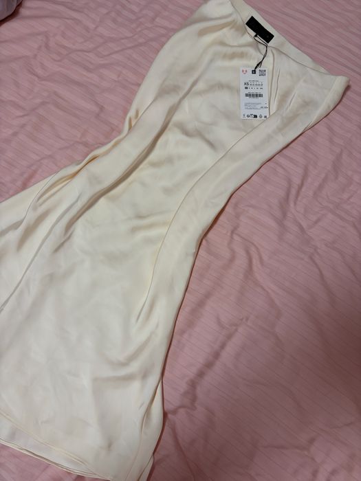 Дълга чисто нова сатенена пола на Zara