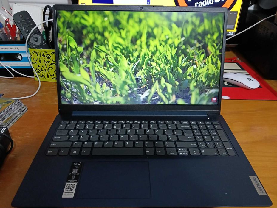 Laptop I3 Slim are 128 gb ssd procesor quad core si 4 gb ddr4.