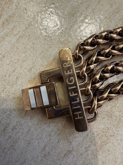 Гривни на Tommy Hilfiger