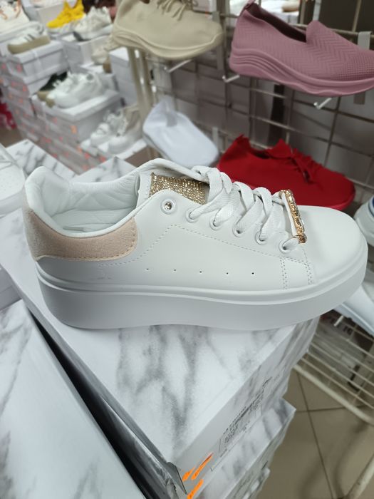 Дамски маратонки на едро