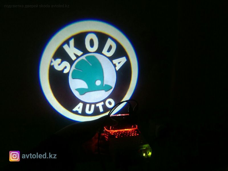 Шкода Октавия подсветка дверей логотип авто тюнинг LED подарок мужчине