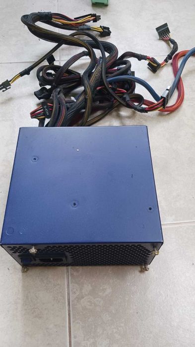 Компютърни компоненти и кутия