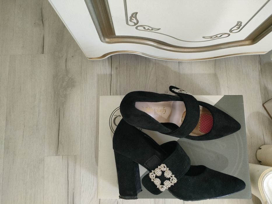 Пропродам туфли 37 размеры по 5000