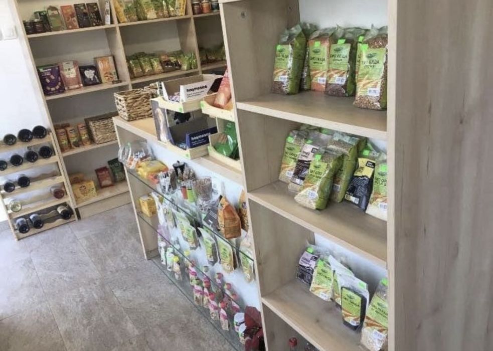 Етажерки, бюро, шкафове подходящи за магазин